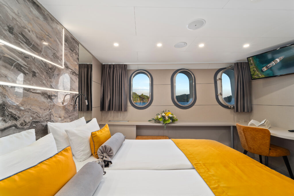 559075323-freedom-interior-3