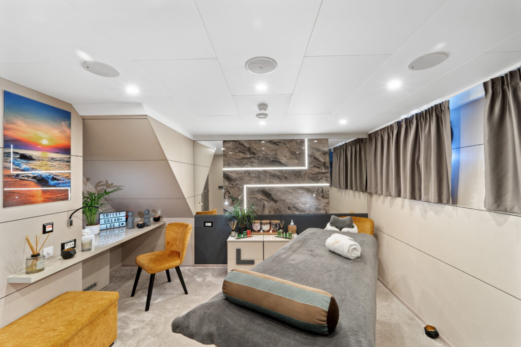 559075559-freedom-interior-14