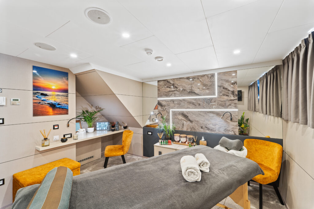 559075577-freedom-interior-15