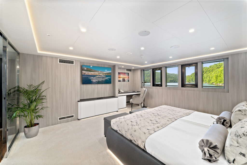 559075914-freedom-interior-26