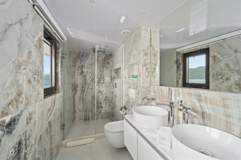 559075999-freedom-interior-29