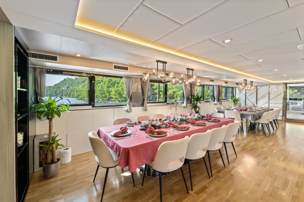 559076128-freedom-interior-34