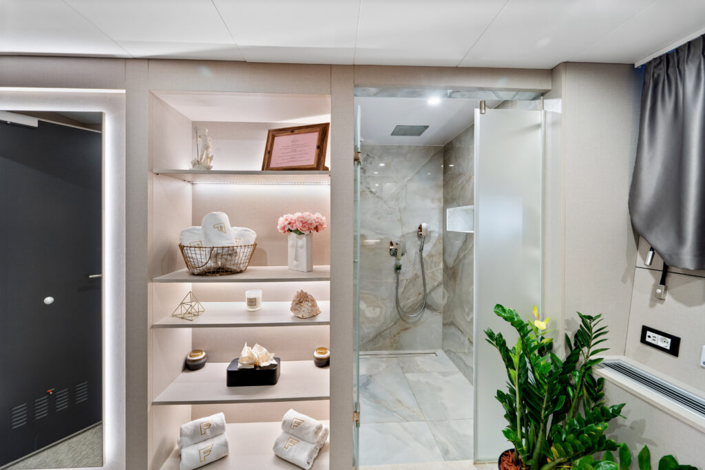 559076375-freedom-interior-44