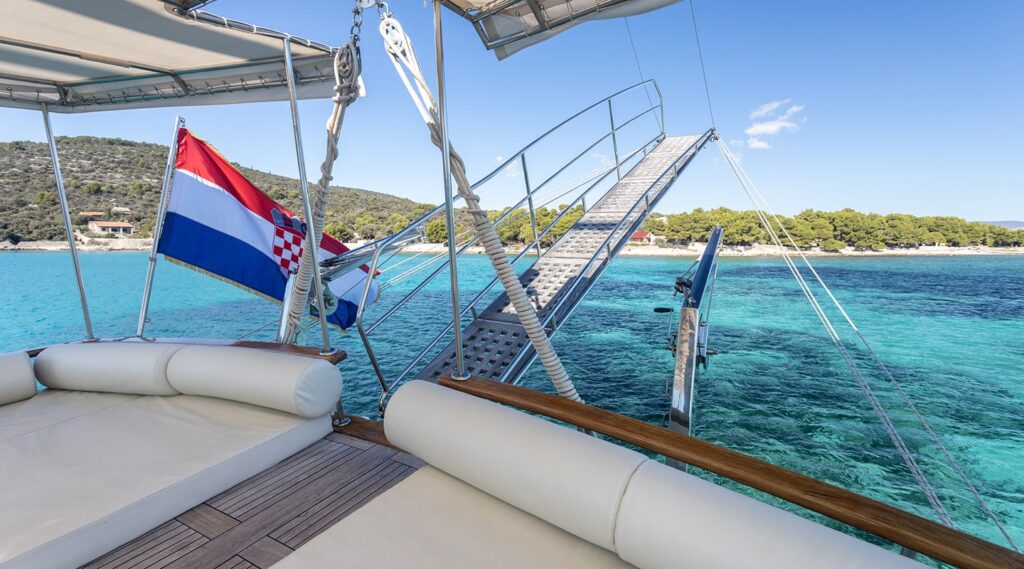 ANDI STAR Aft deck (2)
