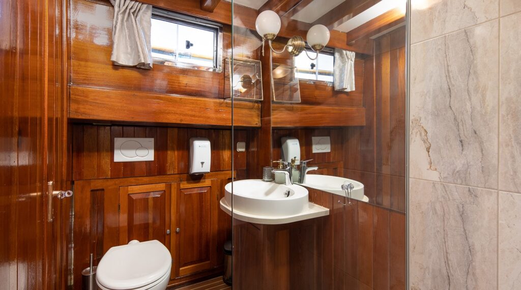 ANDI STAR Bathroom (2)