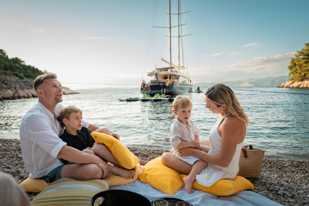 13. DALMATINO Picnic on shore