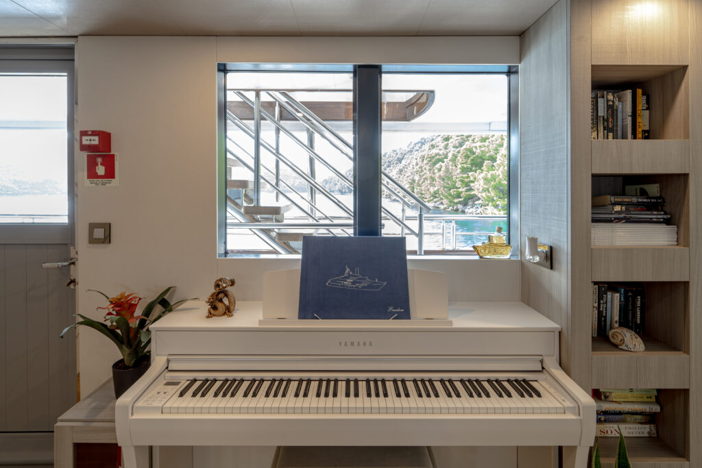 561116801-freedom-interior-90