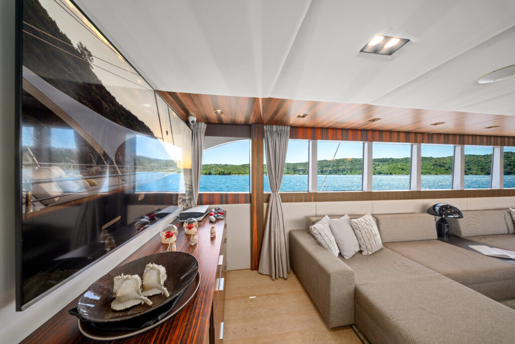 60. DALMATINO Salon - Main deck